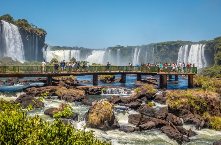 Discover the stunning Iguazu Falls in Argentina and Brazil