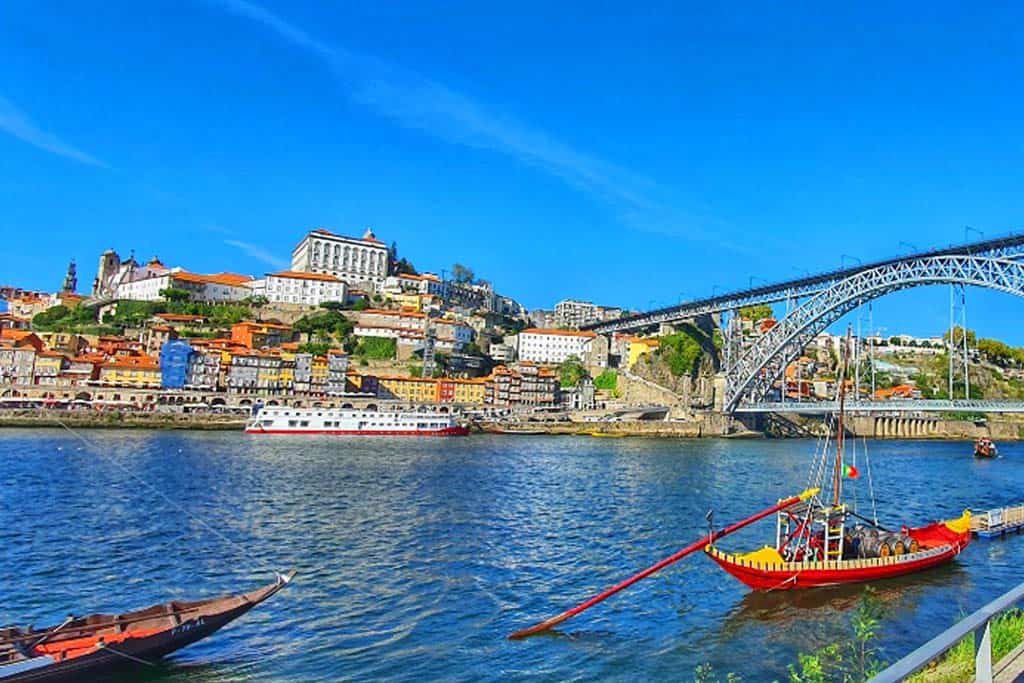 Book packages to Porto and enjoy the vibrant nightlife and breathtaking galleries