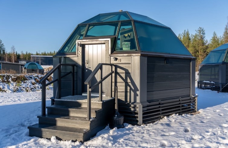 What Amenities are Provided in the Glass Igloos?