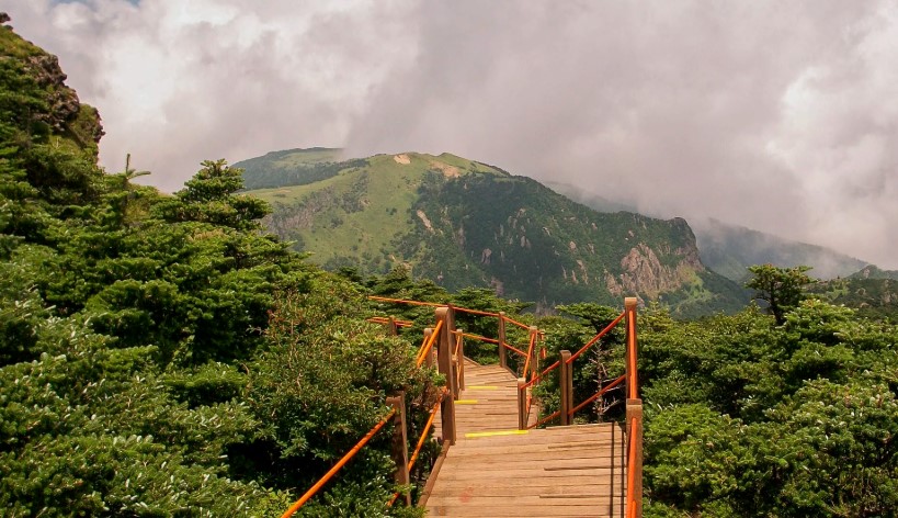 What is the significance of Hallasan, the volcanic peak of Jeju?