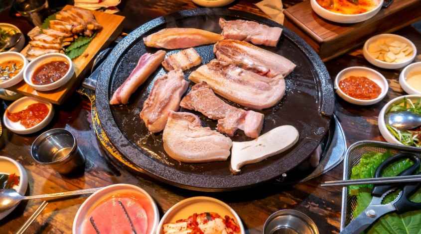 Where are the best places to savor traditional Jeju cuisine?